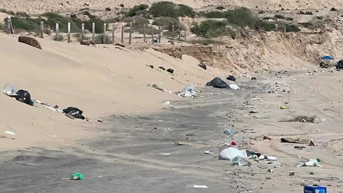 A casi 3 semanas de haber finalizado la Semana Santa, la basura que dejaron los turistas todavía permanece a la orilla de la playa